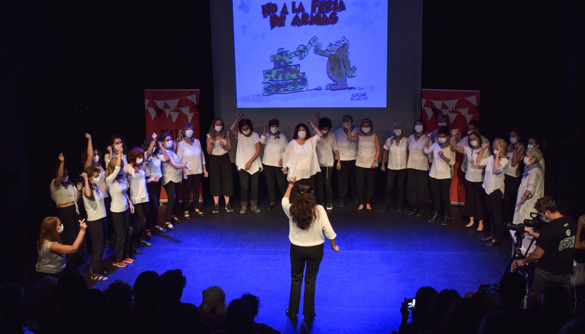 Coro mujeres Malvaloca Acto FEINDEF Teatro del Barrio